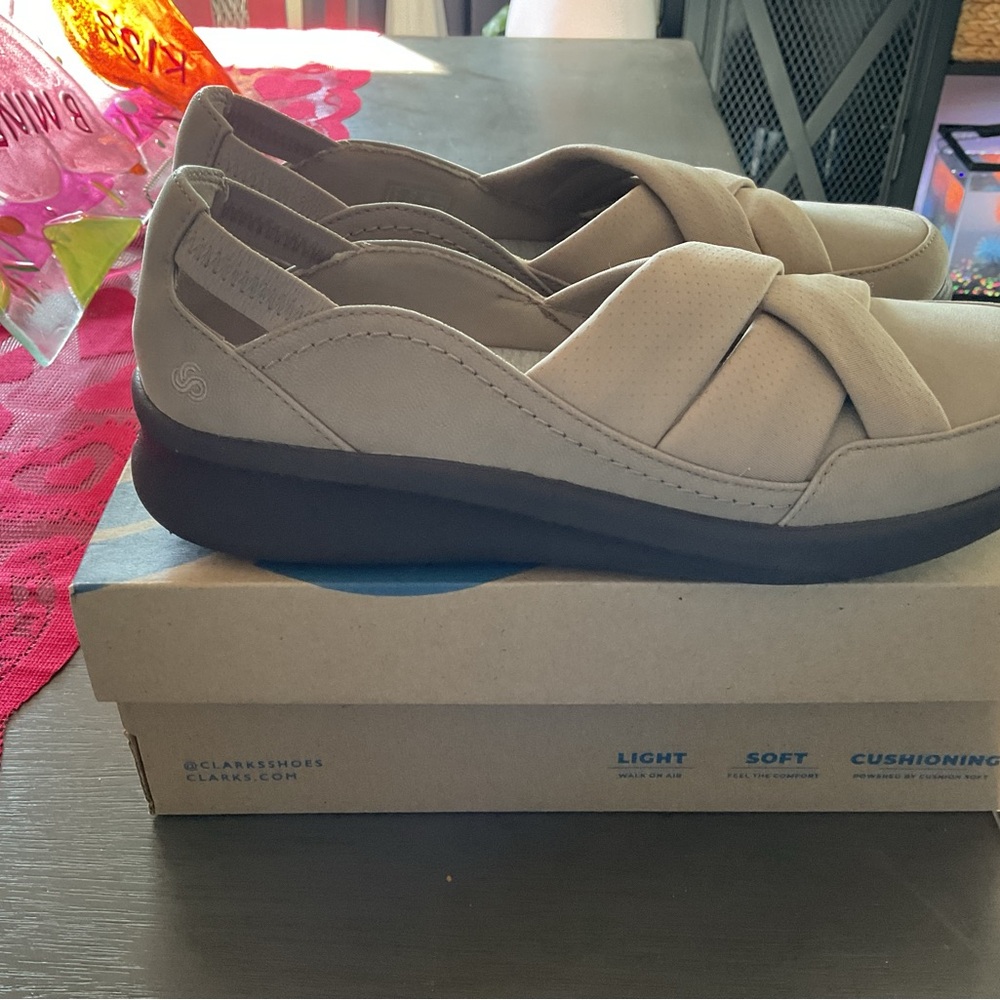 Clarks Women's Tan Cloud stepper Flats - Picture 4 of 5